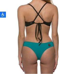 Jolyn bikini bottom duke size S in ocean